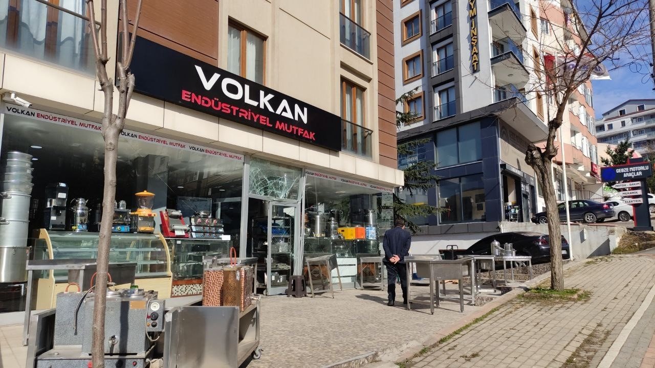 Camiden çıkıp dükkanına geldi, gördüğü manzarayla hayrete düştü