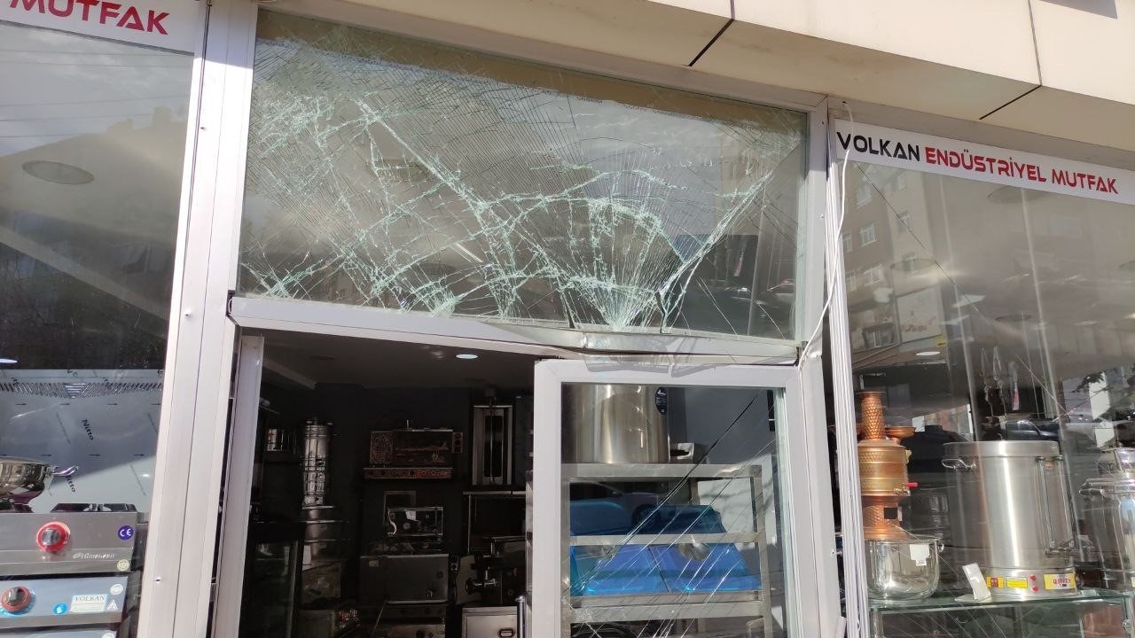 Camiden çıkıp dükkanına geldi, gördüğü manzarayla hayrete düştü