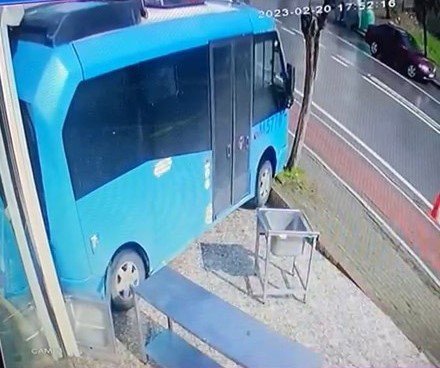 Camiden çıkıp dükkanına geldi, gördüğü manzarayla hayrete düştü