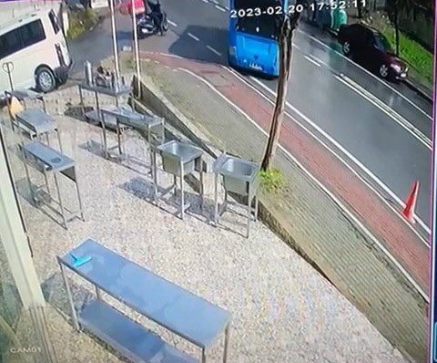 Camiden çıkıp dükkanına geldi, gördüğü manzarayla hayrete düştü