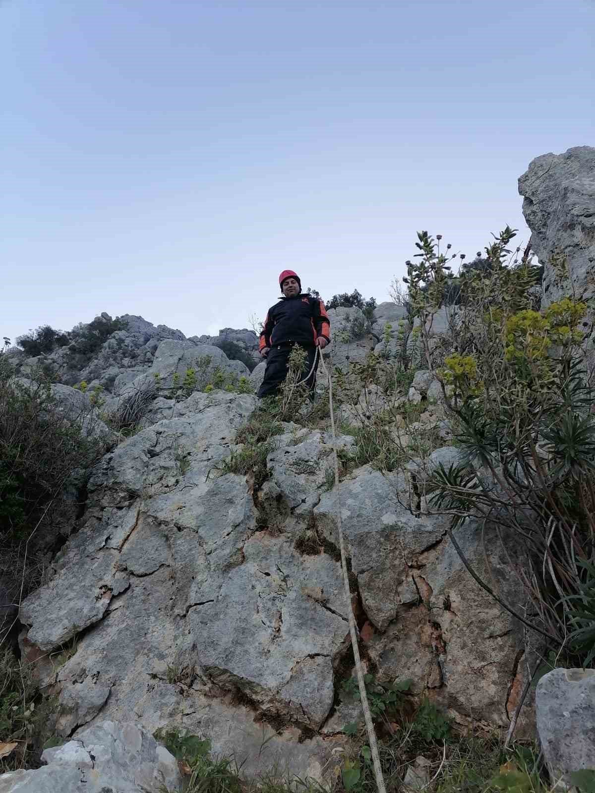 Kayalıkta mahsur kalan keçileri MAG AME ekibi kurtardı
