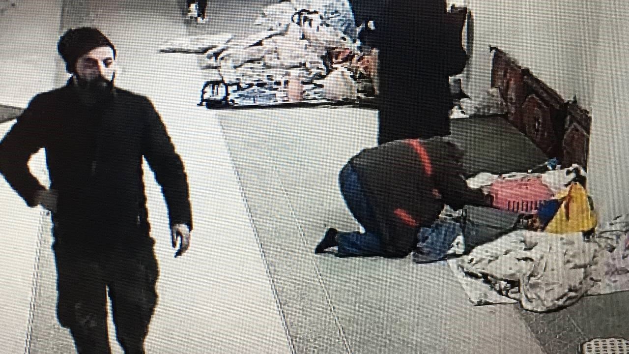 Depremde yaşlı adamın kedisini kurtarma anı yürekleri ısıttı