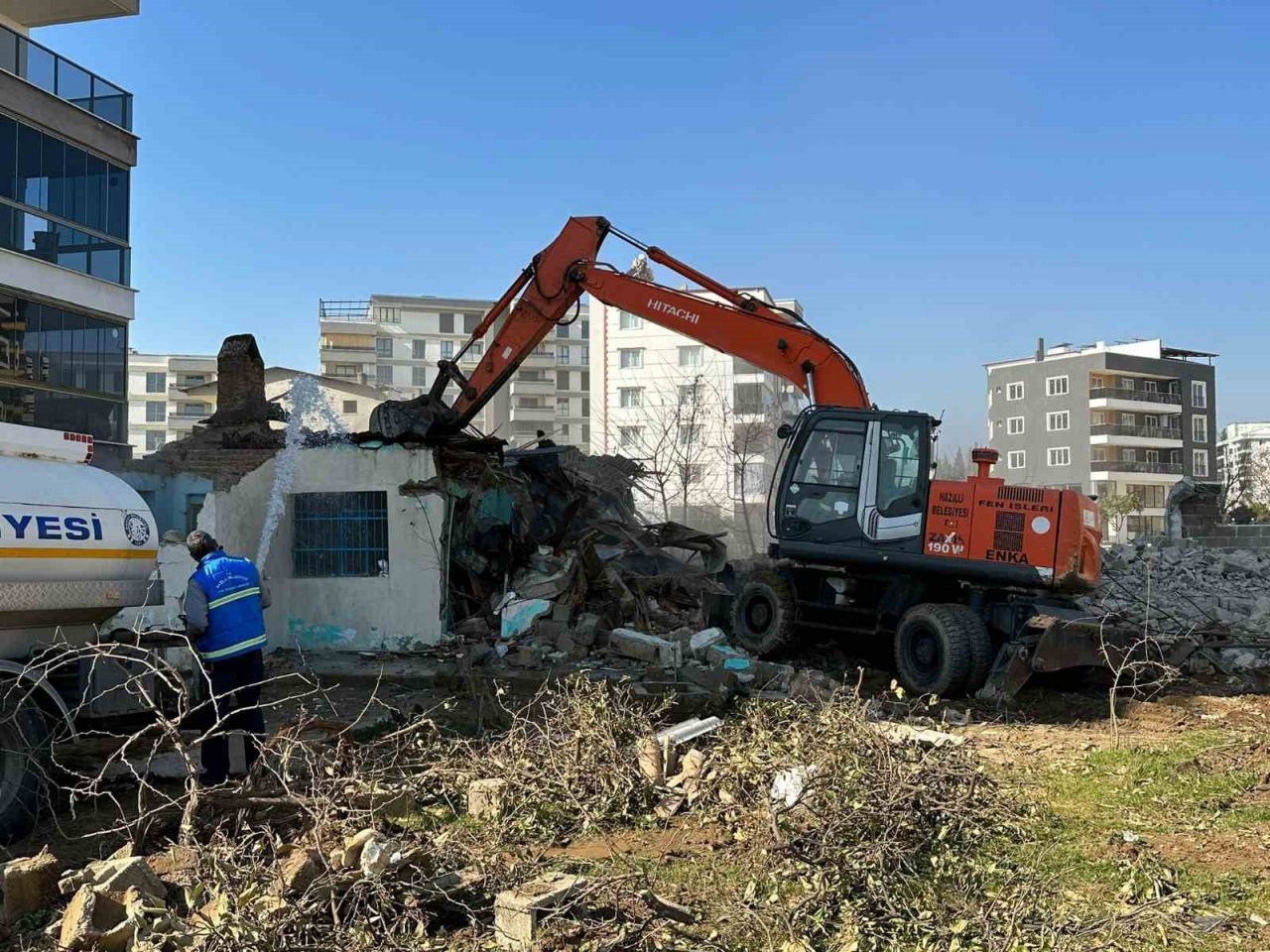Nazilli Belediyesi, yeni açılacak yollar için engelleri kaldırıyor