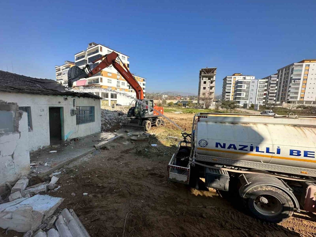 Nazilli Belediyesi, yeni açılacak yollar için engelleri kaldırıyor