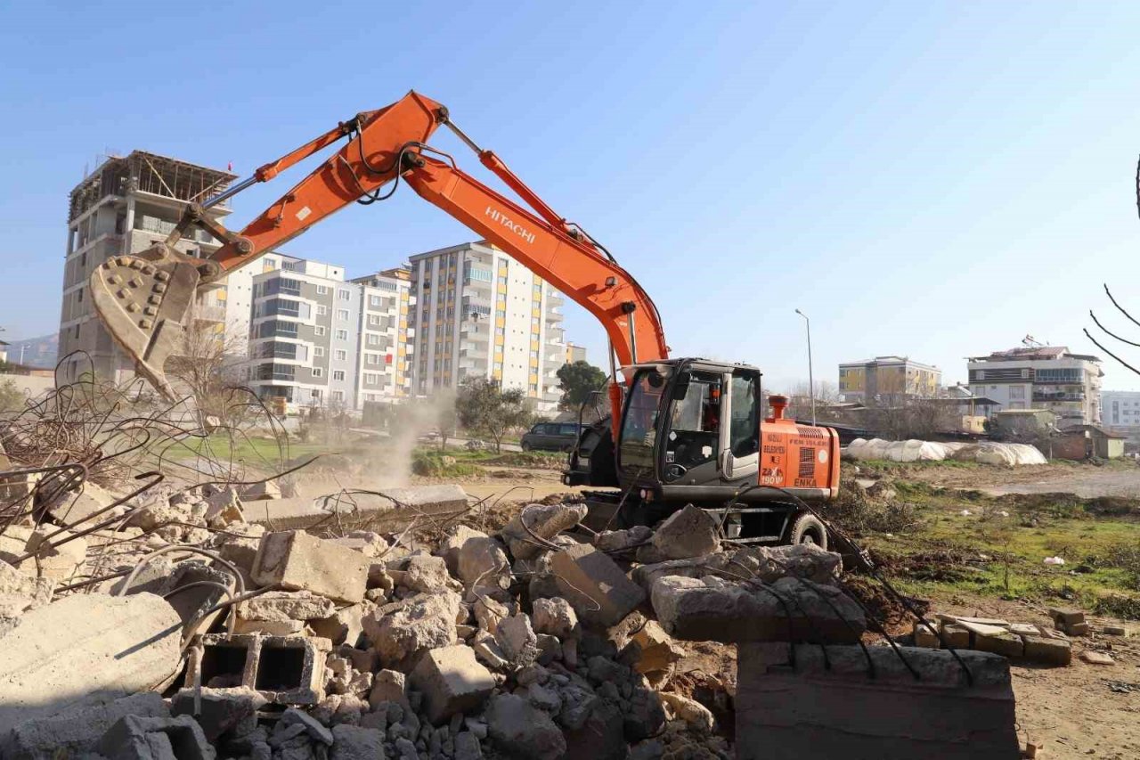 Nazilli Belediyesi, yeni açılacak yollar için engelleri kaldırıyor