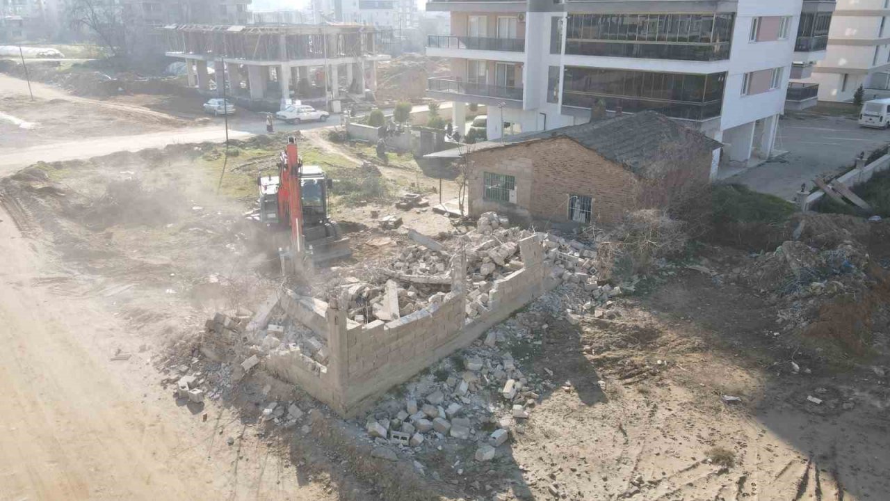 Nazilli Belediyesi, yeni açılacak yollar için engelleri kaldırıyor