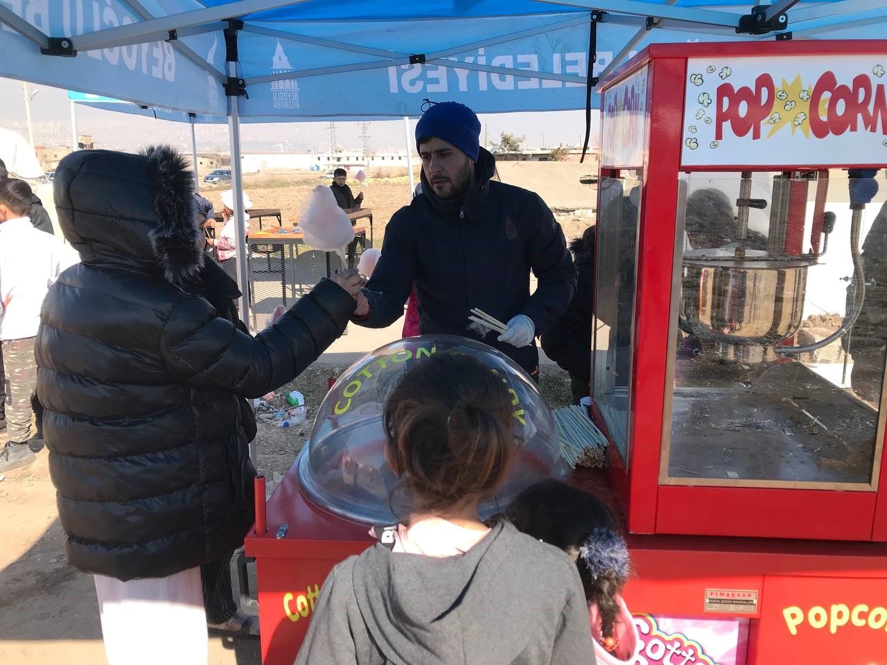 Başkan Yıldız depremzede çocuklarla oyunlar oynayıp yüzlerini güldürdü