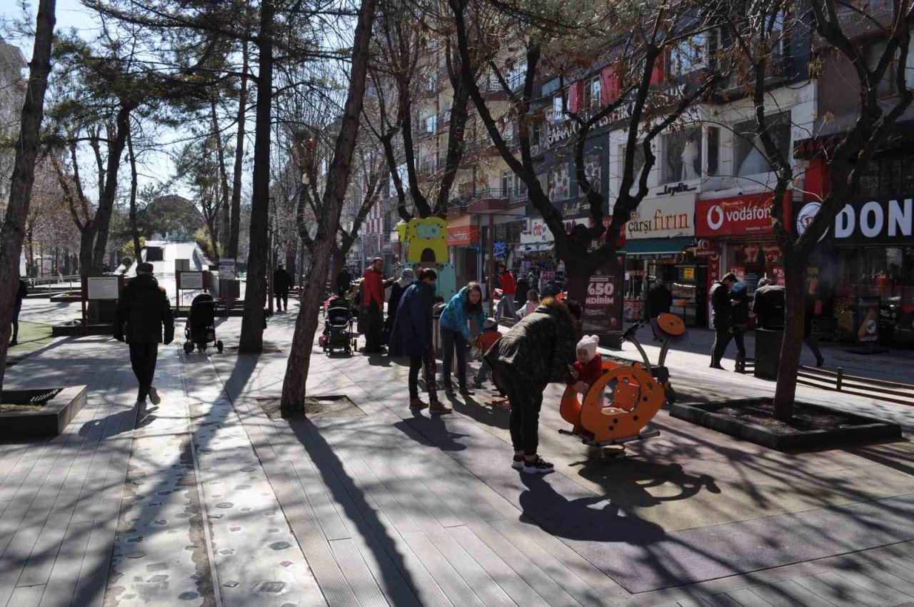 Artan hava sıcaklığını fırsat bilen vatandaşlar adeta sokaklara döküldü