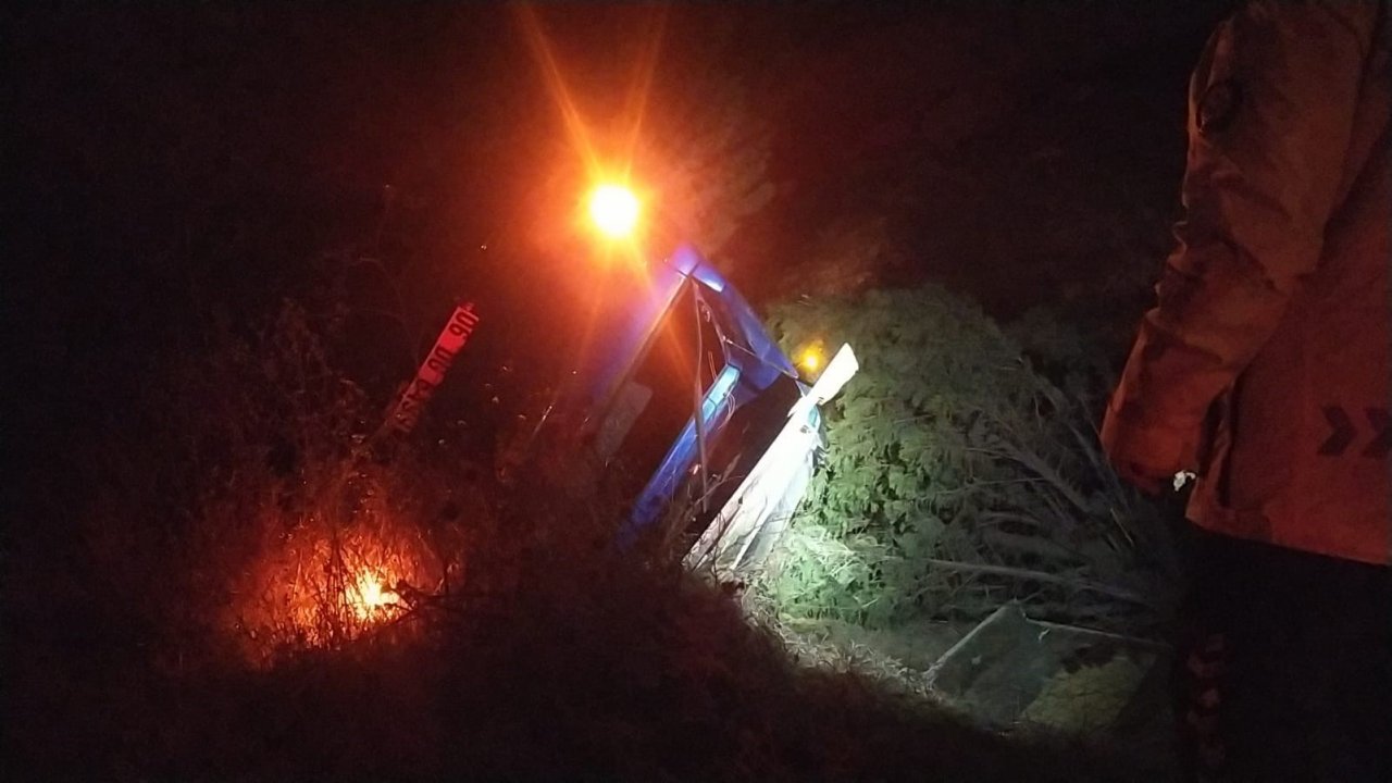 Kontrolden çıkan kamyonet şarampole devrildi: 1 yaralı