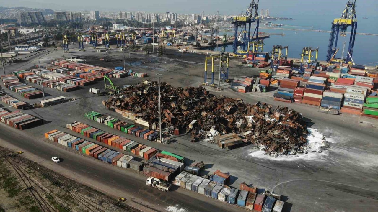 Yangının ardından İskenderun Limanı’ndaki ayrıştırma çalışmaları havadan görüntülendi