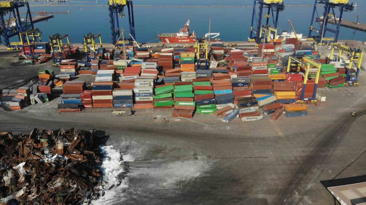 Yangının ardından İskenderun Limanı’ndaki ayrıştırma çalışmaları havadan görüntülendi