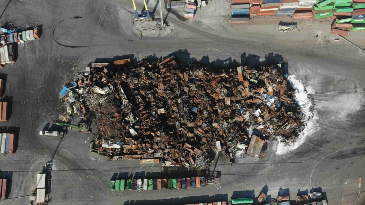 Yangının ardından İskenderun Limanı’ndaki ayrıştırma çalışmaları havadan görüntülendi