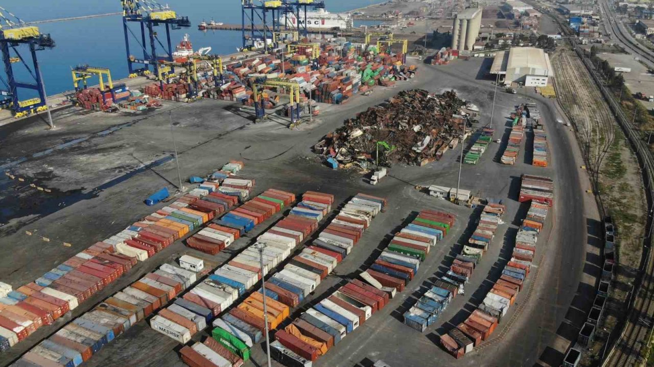 Yangının ardından İskenderun Limanı’ndaki ayrıştırma çalışmaları havadan görüntülendi