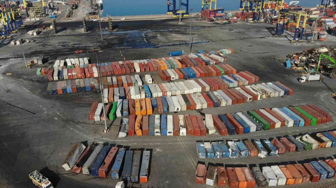 Yangının ardından İskenderun Limanı’ndaki ayrıştırma çalışmaları havadan görüntülendi