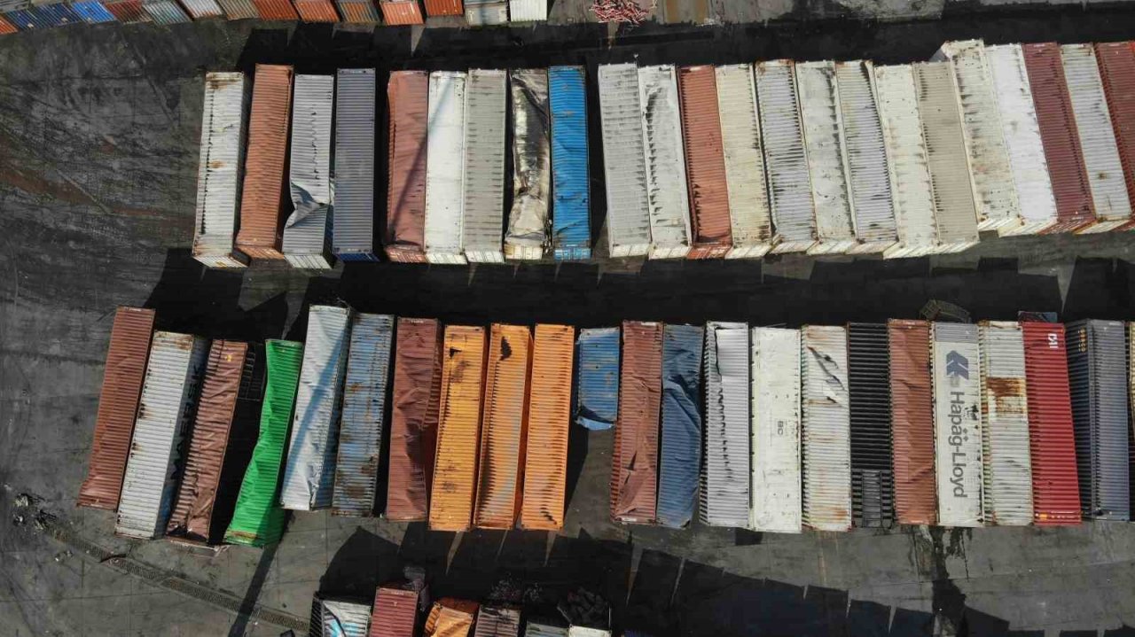 Yangının ardından İskenderun Limanı’ndaki ayrıştırma çalışmaları havadan görüntülendi