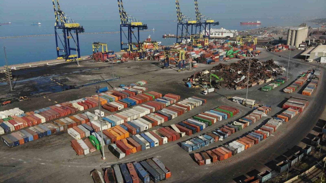 Yangının ardından İskenderun Limanı’ndaki ayrıştırma çalışmaları havadan görüntülendi