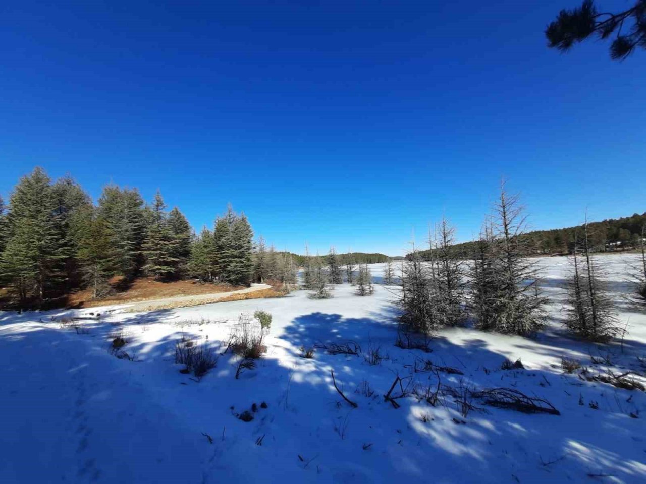 Akdağ’da kış ve bahar mevsimleri bir arada görüntülendi