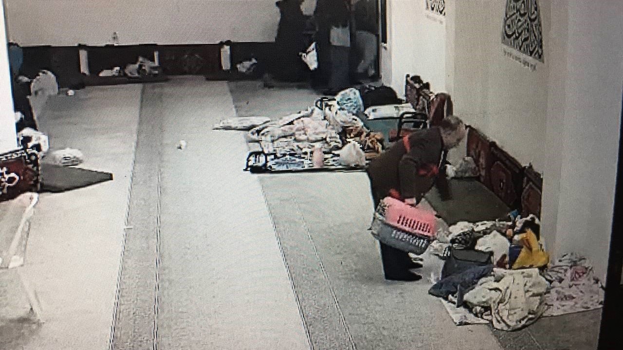 Depremde yaşlı adamın kedisini kurtarma anı yürekleri ısıttı