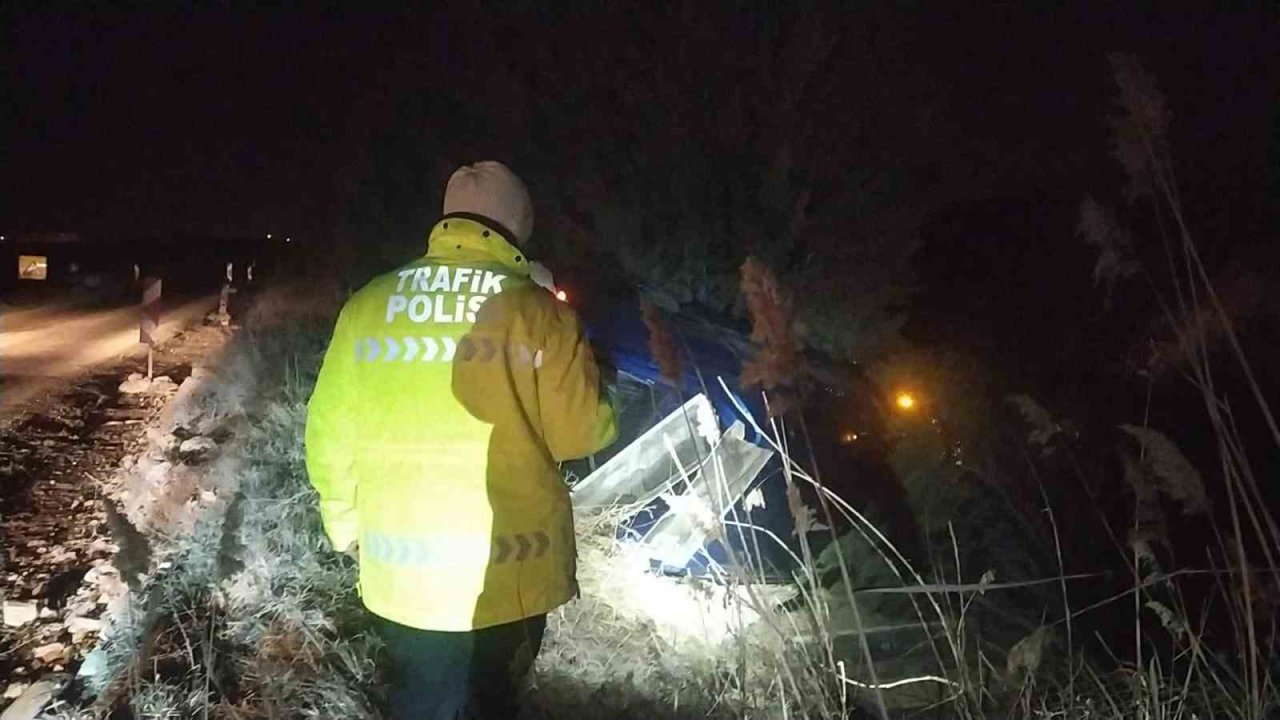 Kontrolden çıkan kamyonet şarampole devrildi: 1 yaralı