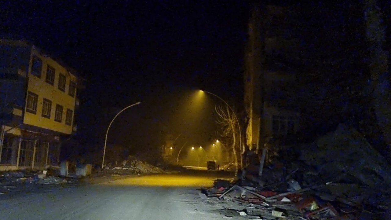 Depremden sonra hayalet şehre dönüşen Elbistan, gece vakti böyle görüntülendi