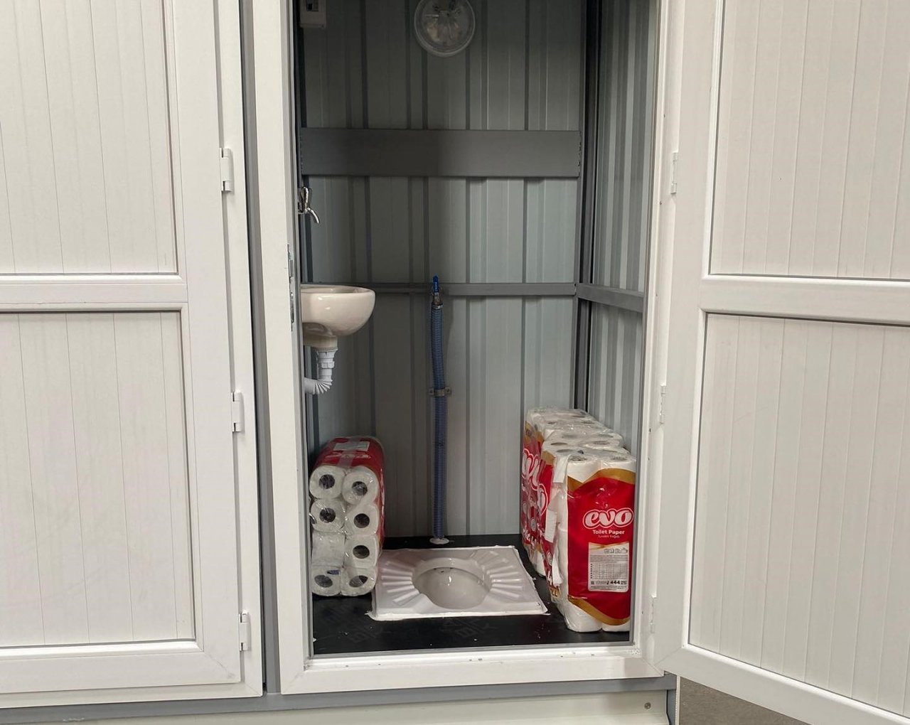 Depremzedeler için OSB’den seyyar tuvalet ve duş kabinleri yola çıktı