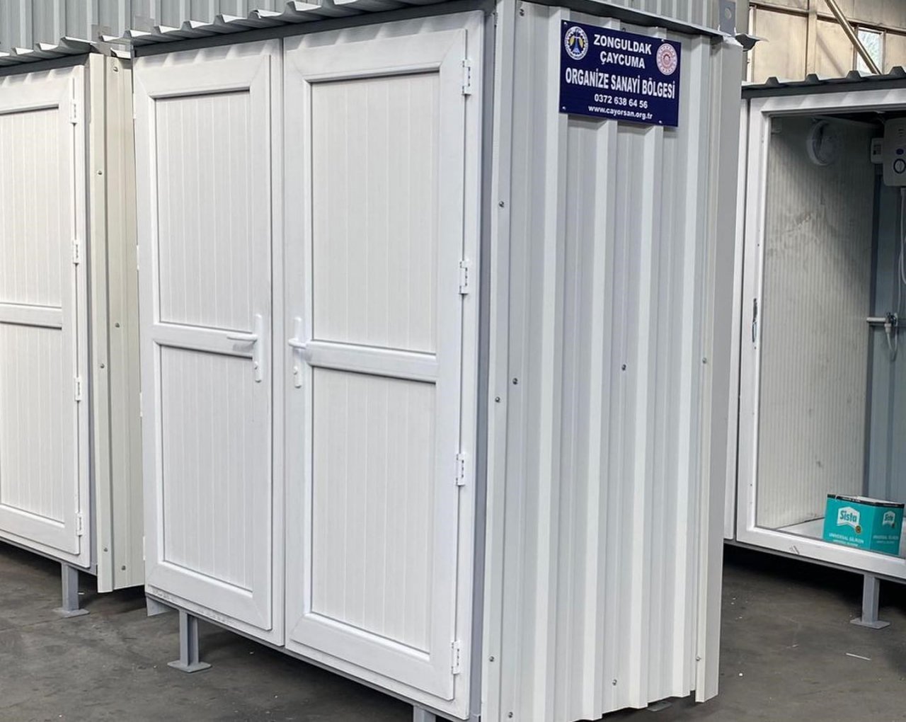 Depremzedeler için OSB’den seyyar tuvalet ve duş kabinleri yola çıktı
