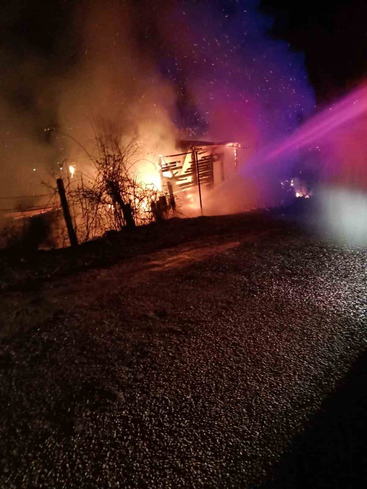 Kulübeler alev alev yandı