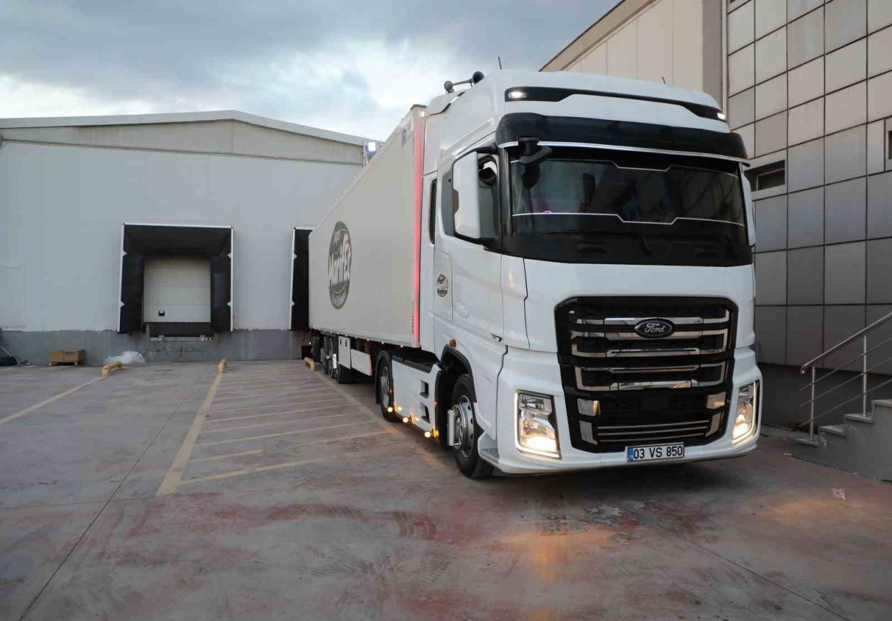 Deprem bölgesine 22 ton et gönderildi