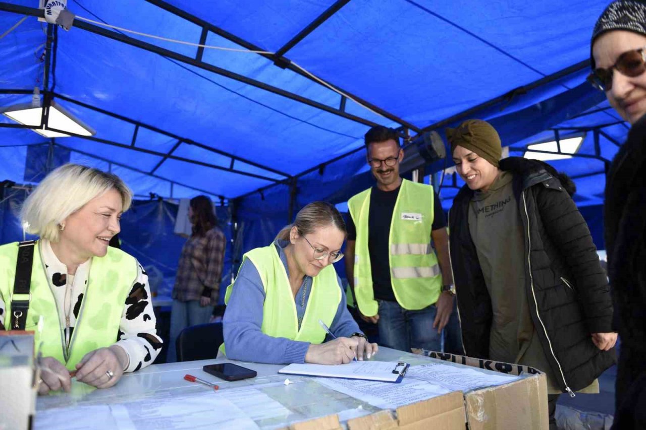 Muratpaşa’daki yardım toplama merkezinde yerleşik yabancılar da gönüllü çalışıyor