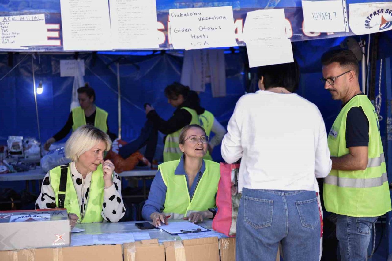 Muratpaşa’daki yardım toplama merkezinde yerleşik yabancılar da gönüllü çalışıyor