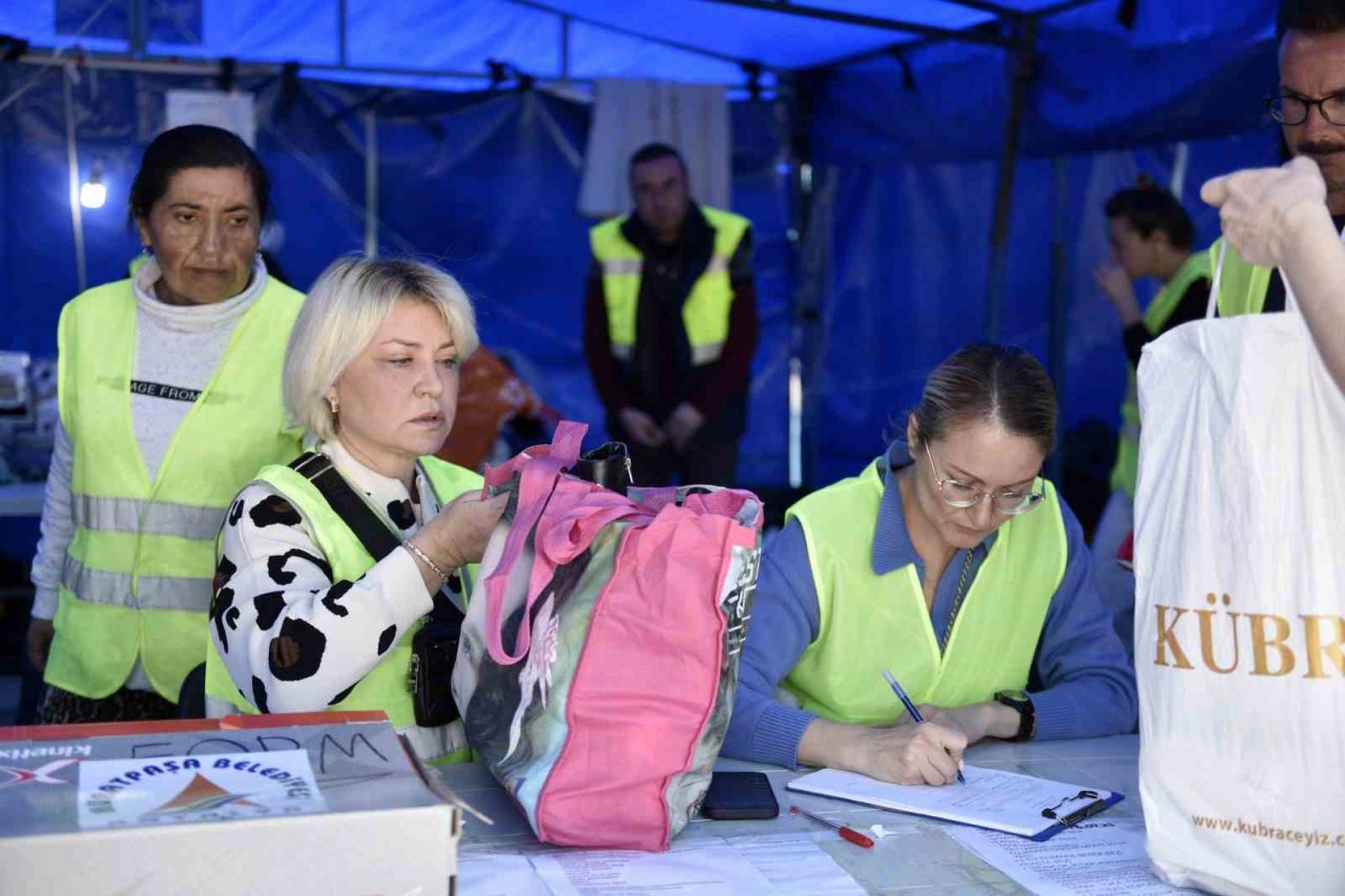 Muratpaşa’daki yardım toplama merkezinde yerleşik yabancılar da gönüllü çalışıyor