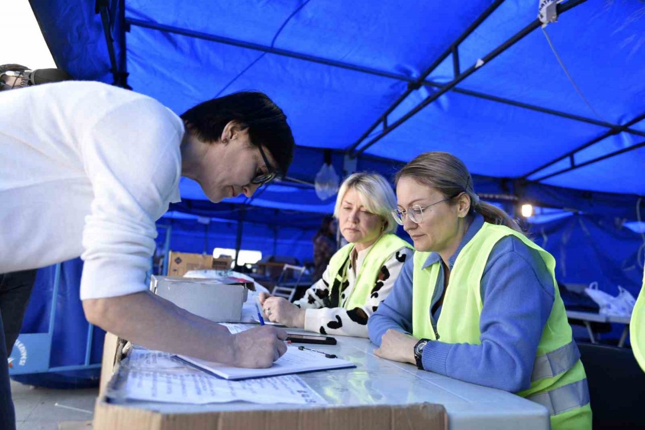 Muratpaşa’daki yardım toplama merkezinde yerleşik yabancılar da gönüllü çalışıyor