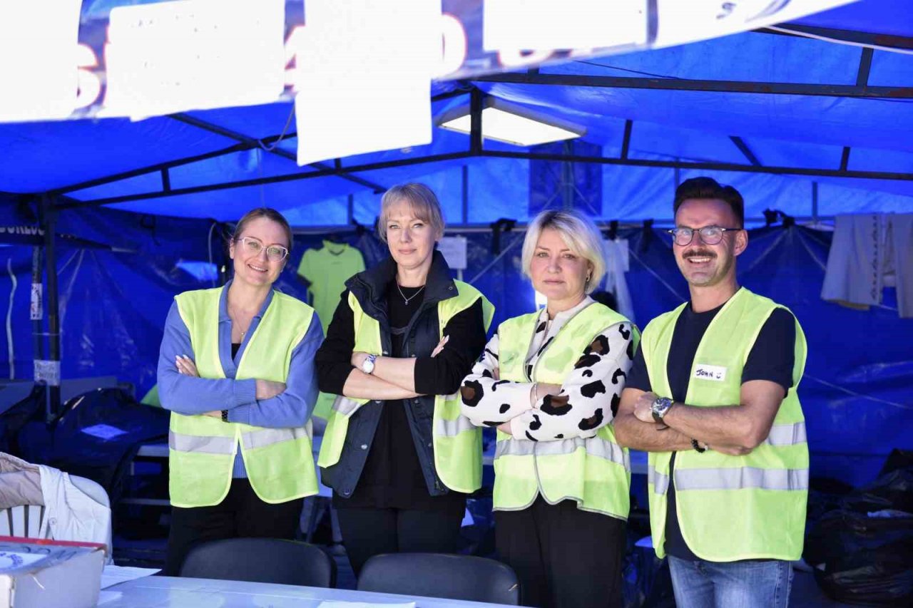 Muratpaşa’daki yardım toplama merkezinde yerleşik yabancılar da gönüllü çalışıyor