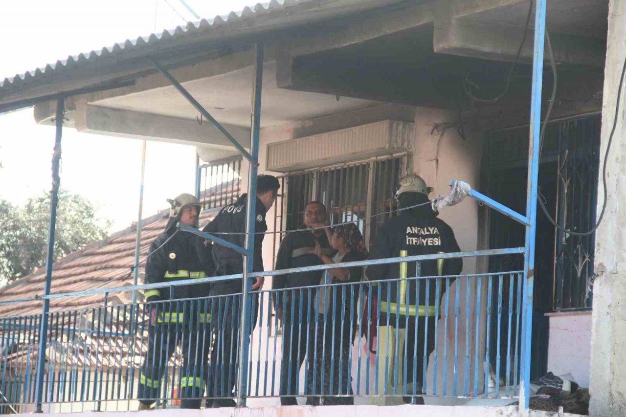 Evi yanan 4 çocuk babasının gözyaşları yürek burktu