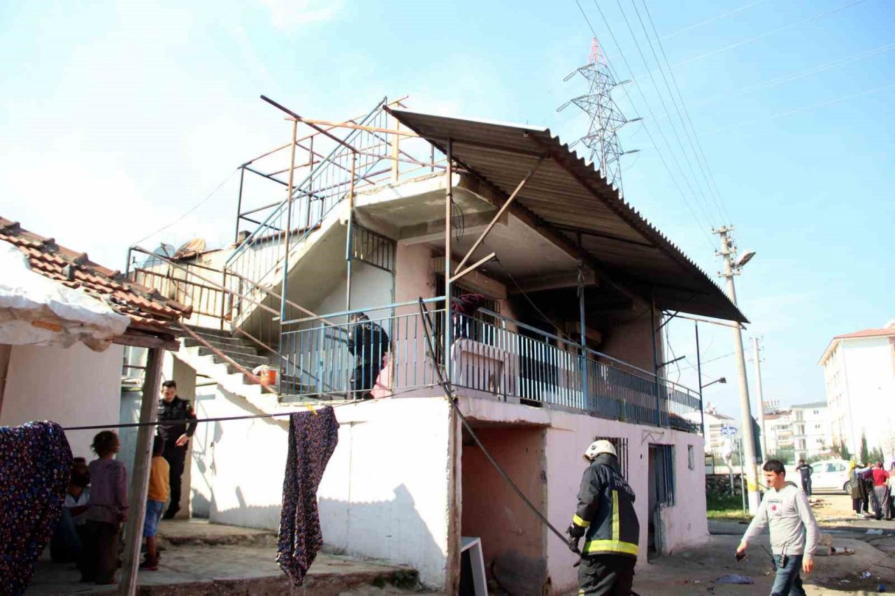 Evi yanan 4 çocuk babasının gözyaşları yürek burktu