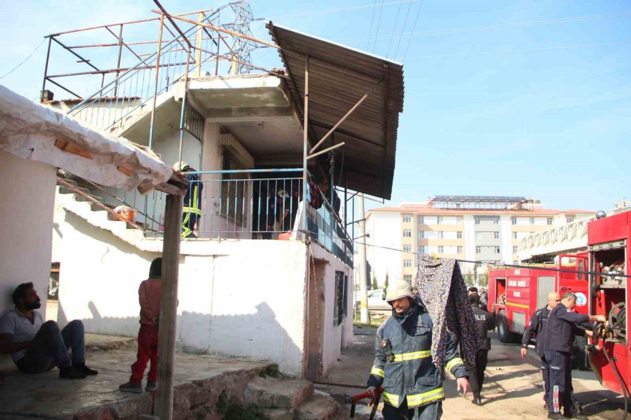 Evi yanan 4 çocuk babasının gözyaşları yürek burktu