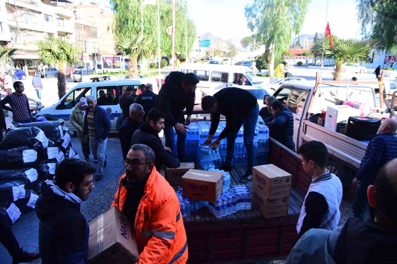 İncirliova Belediyesi depremzedelerin yanında