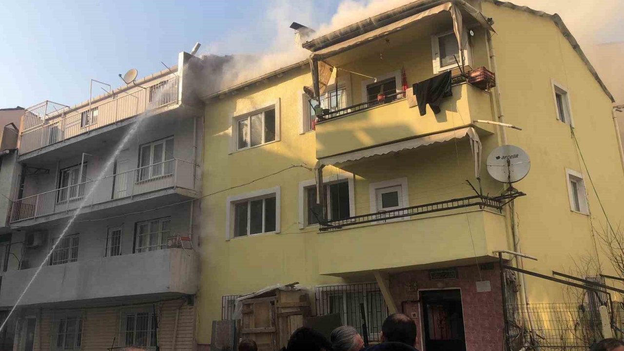 3 katlı binada yangın paniği