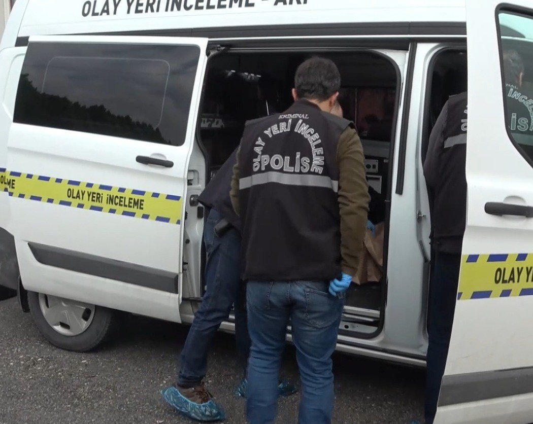 Ambulans şoförü babasını, başına ateş ederek öldürdü