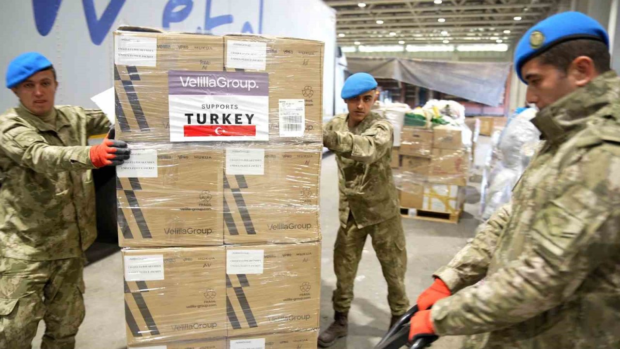 Lojistik aktarma merkezi deprem bölgesine giden binlerce ürünü kategorize ediyor