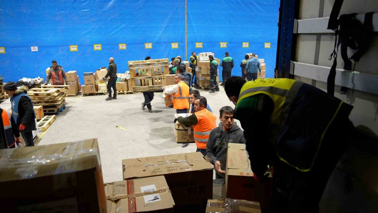 Lojistik aktarma merkezi deprem bölgesine giden binlerce ürünü kategorize ediyor