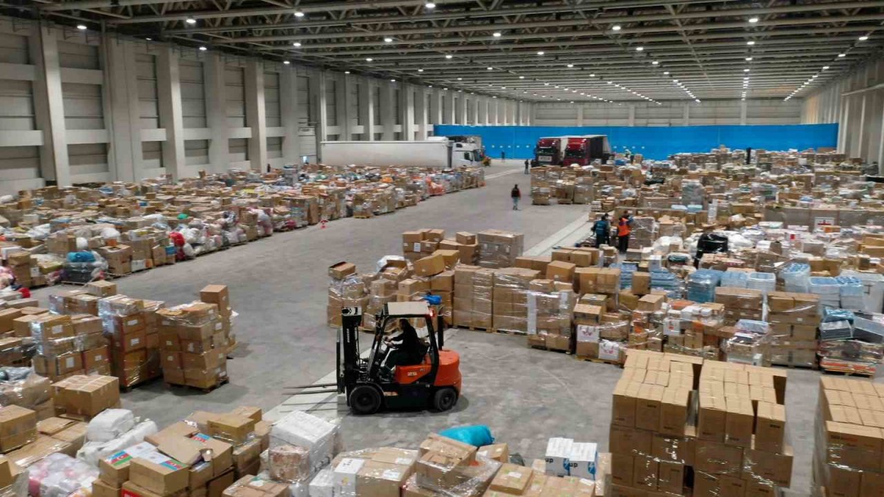 Lojistik aktarma merkezi deprem bölgesine giden binlerce ürünü kategorize ediyor