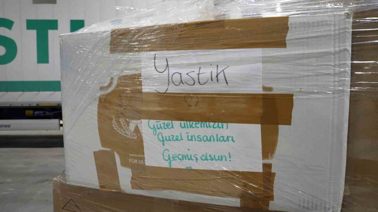 Lojistik aktarma merkezi deprem bölgesine giden binlerce ürünü kategorize ediyor
