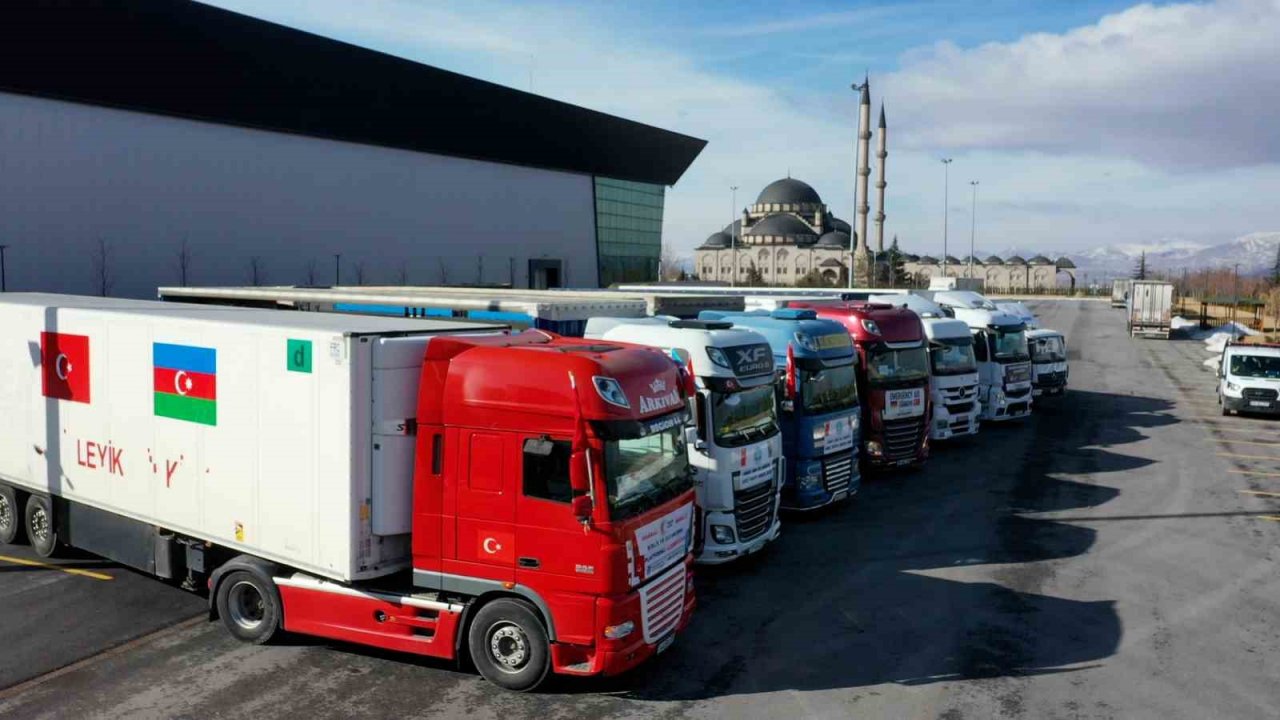 Lojistik aktarma merkezi deprem bölgesine giden binlerce ürünü kategorize ediyor