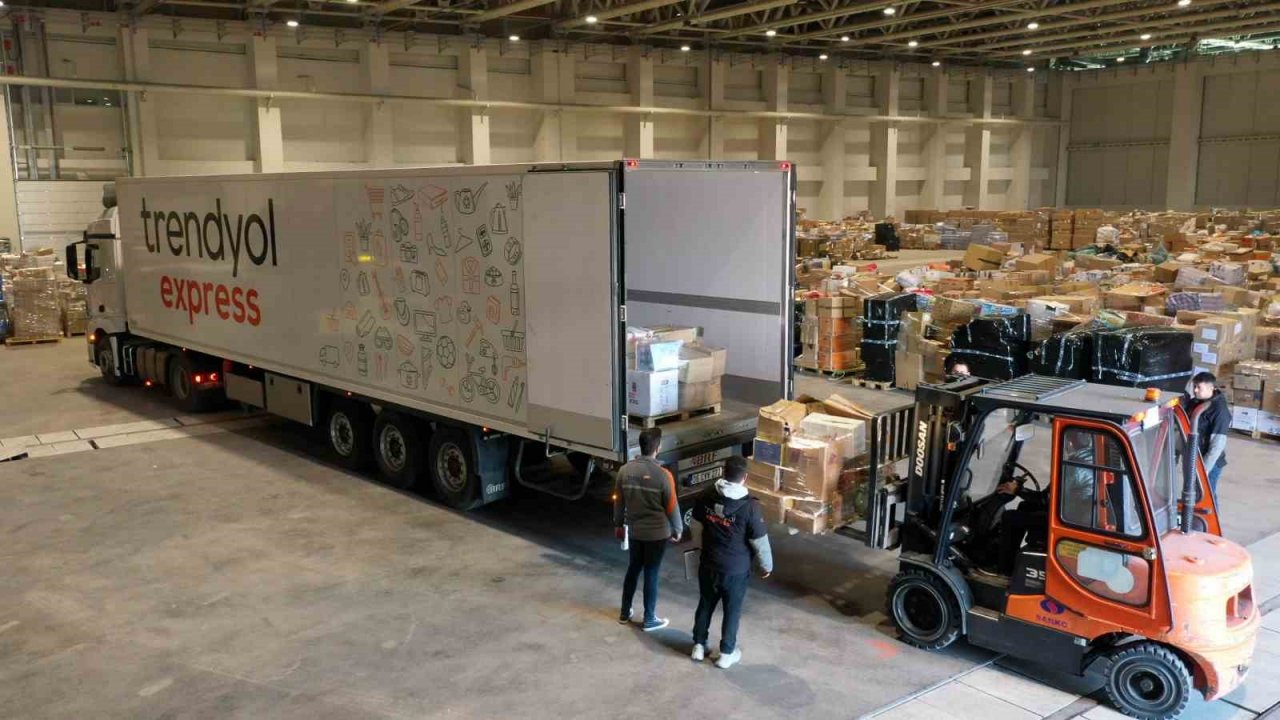 Lojistik aktarma merkezi deprem bölgesine giden binlerce ürünü kategorize ediyor