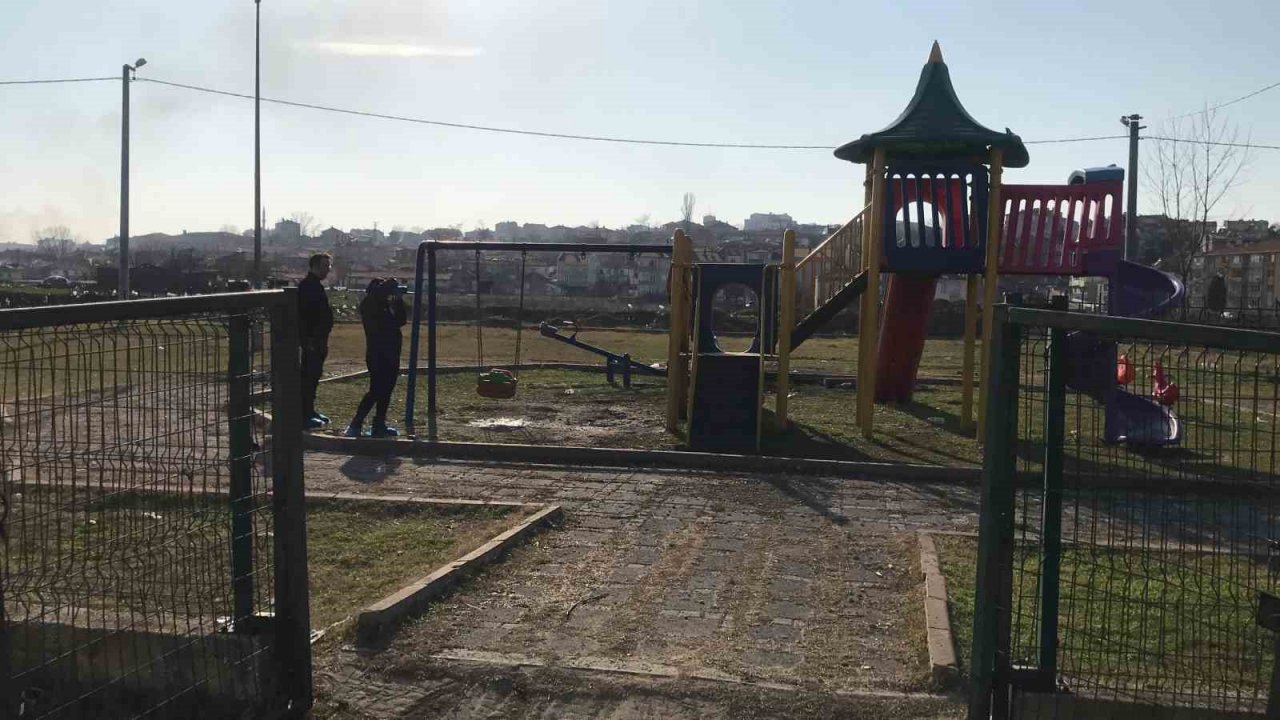 Çocuk parkı alevler içinde kaldı