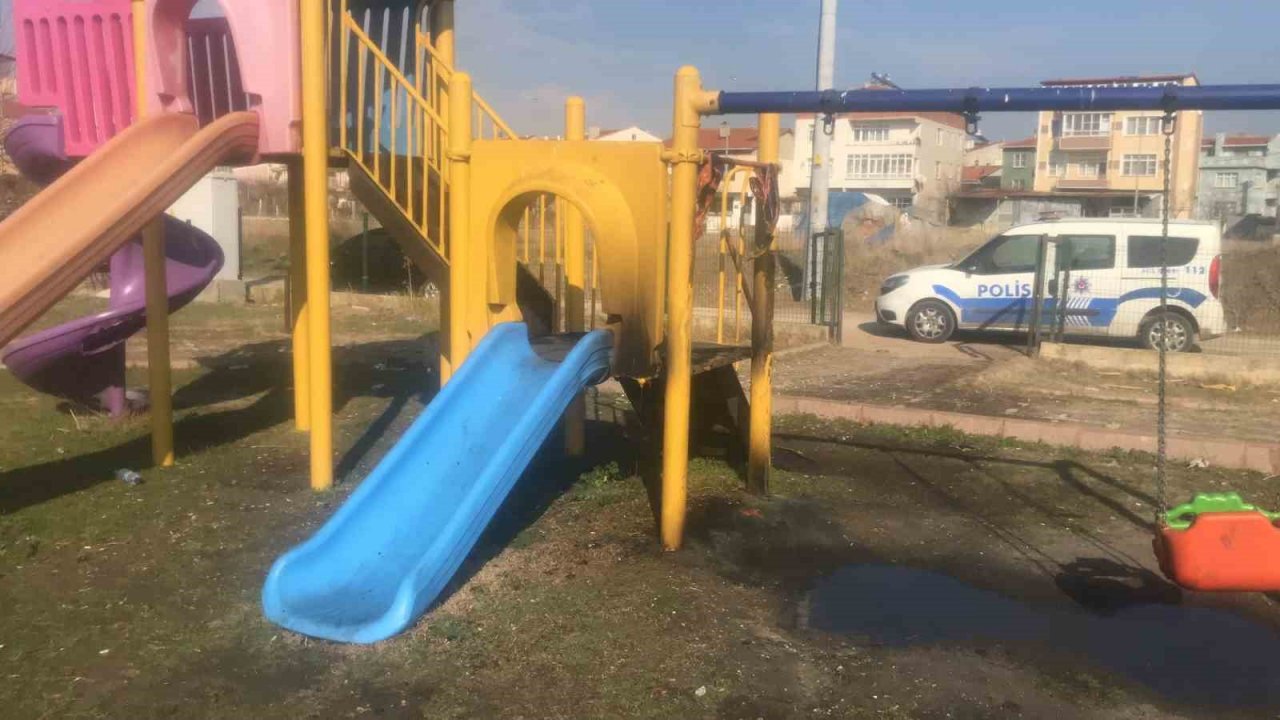 Çocuk parkı alevler içinde kaldı