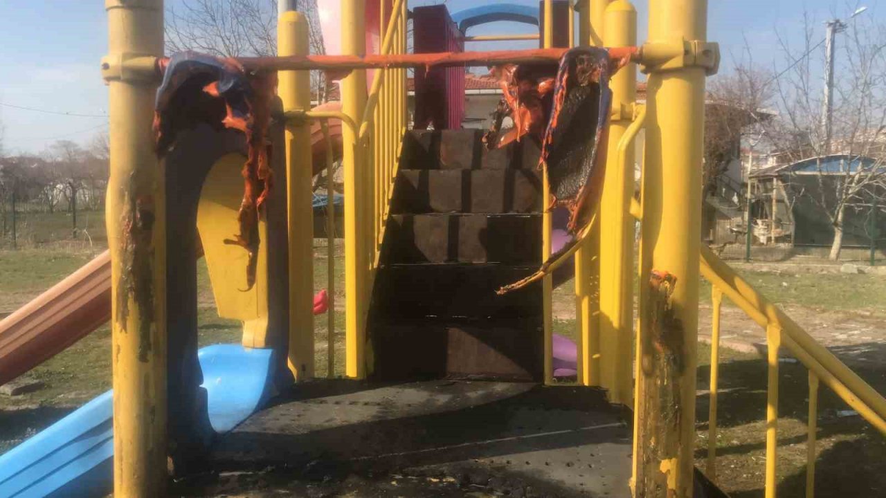 Çocuk parkı alevler içinde kaldı