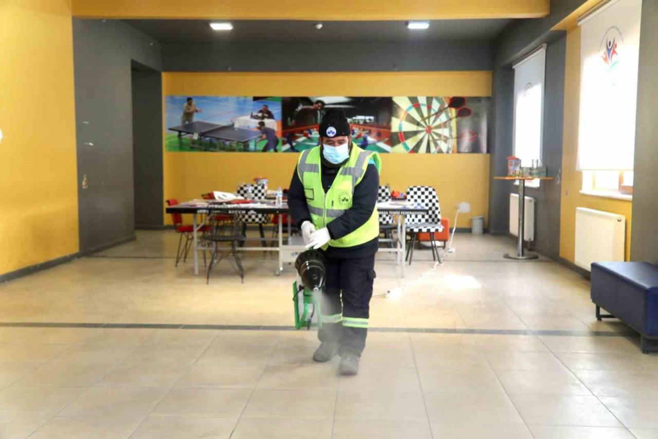 Elazığ’da depremzedelerin konakladığı alanlar dezenfekte edildi