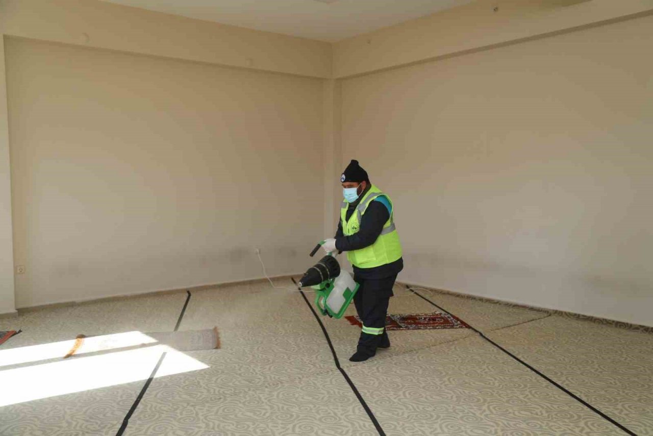 Elazığ’da depremzedelerin konakladığı alanlar dezenfekte edildi